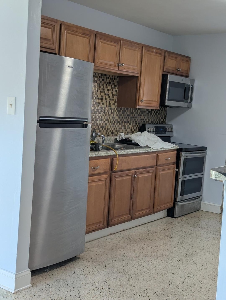 2736 Seneca Avenue - Photo 7