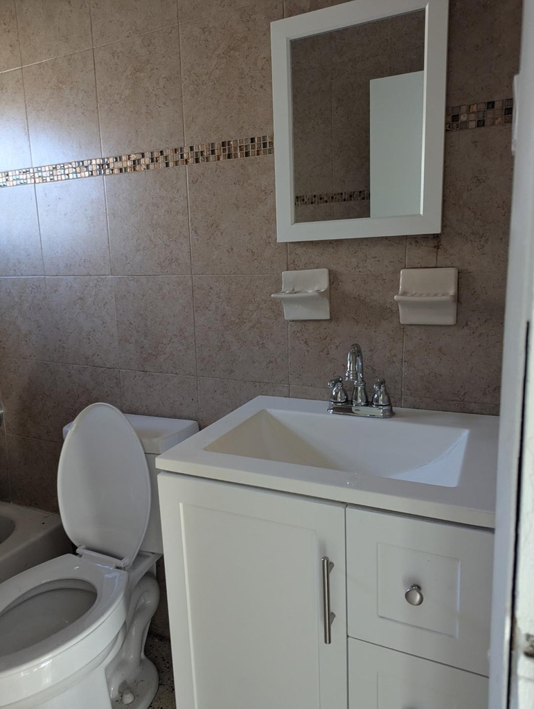 2736 Seneca Avenue - Photo 6