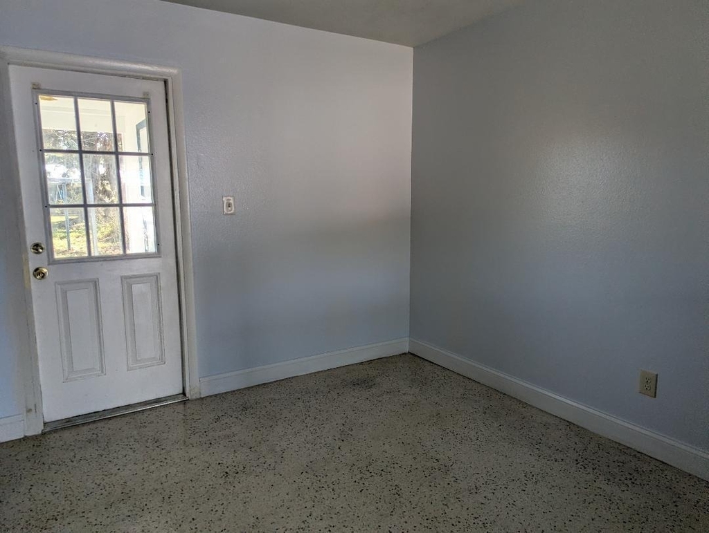 2736 Seneca Avenue - Photo 11