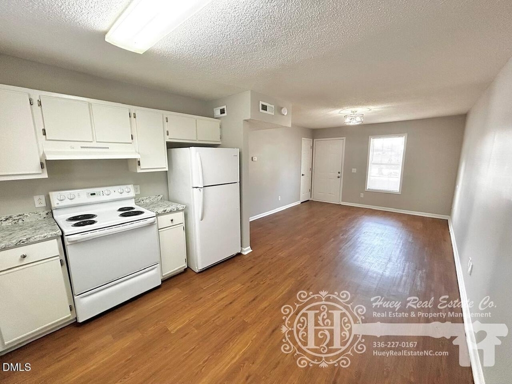 620 E Davis Street - Photo 2