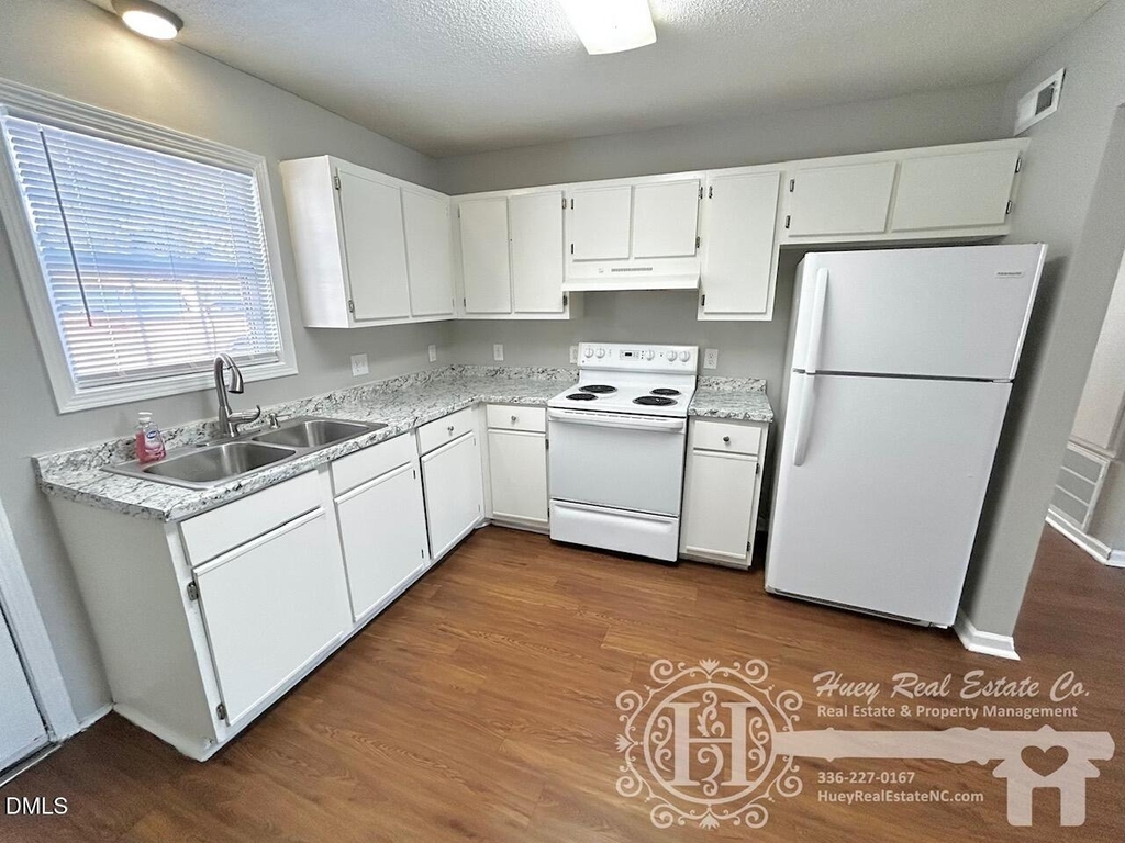 620 E Davis Street - Photo 3