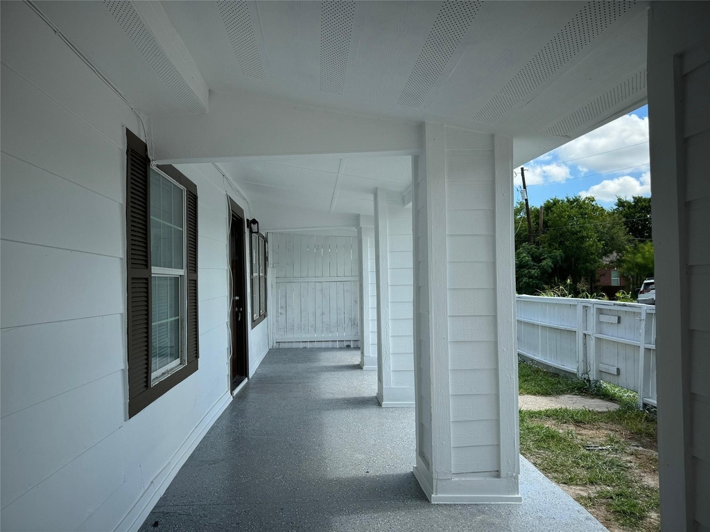 101 S Lockhart St - Photo 2
