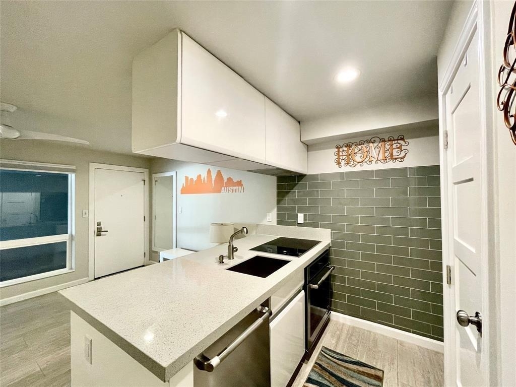 3110 Red River St - Photo 0