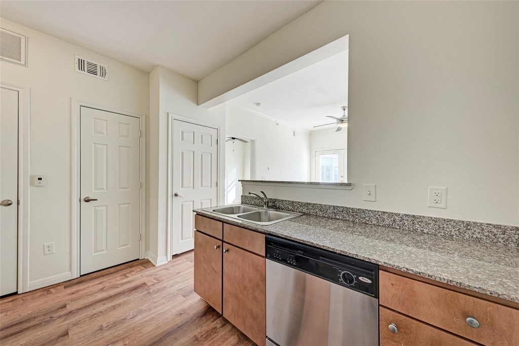 2502 Leon St - Photo 3