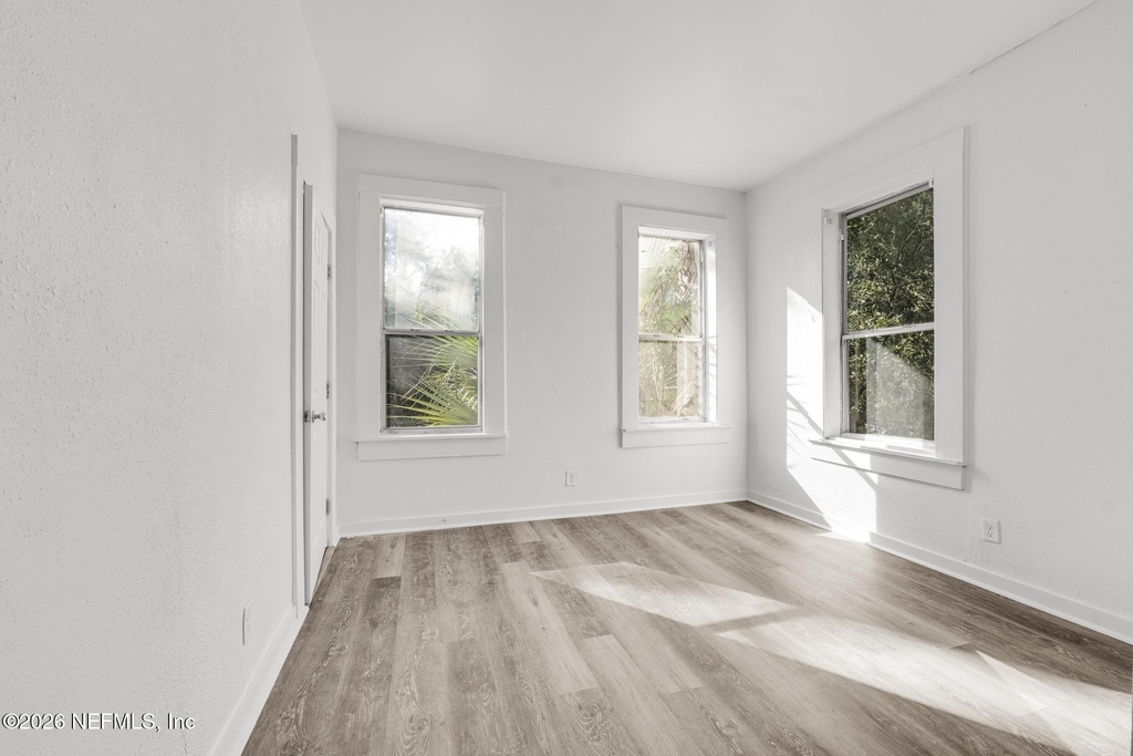 522 W 21st Street - Photo 16