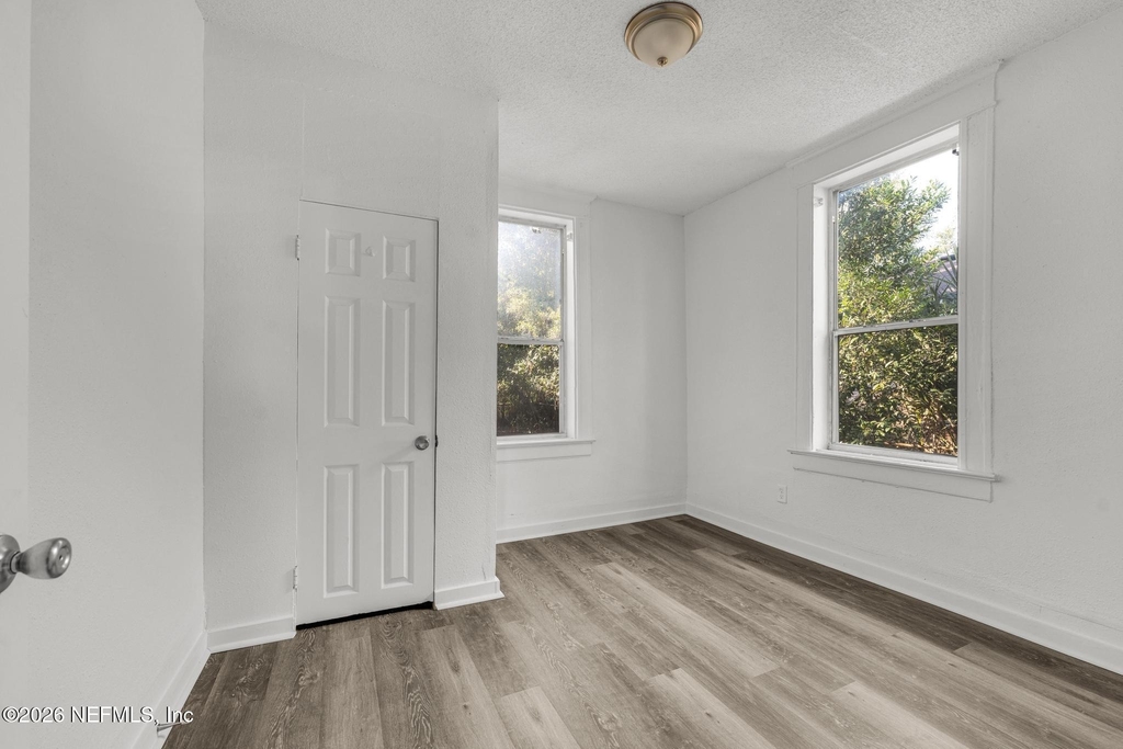 522 W 21st Street - Photo 8