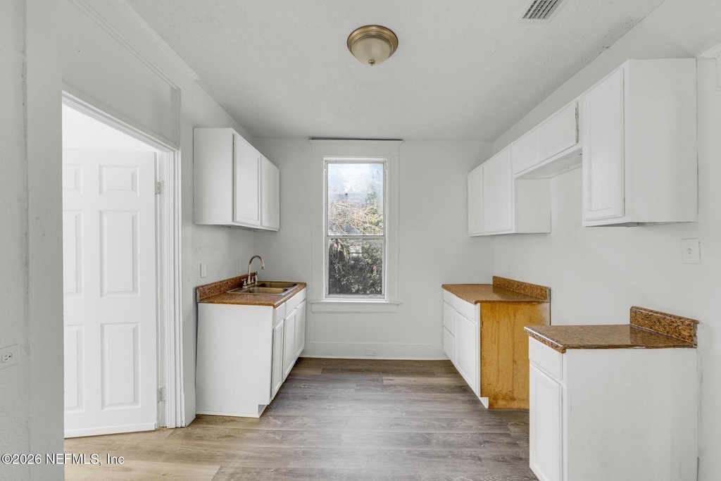 522 W 21st Street - Photo 12