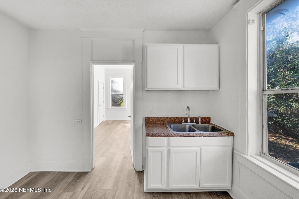 522 W 21st Street - Photo 14