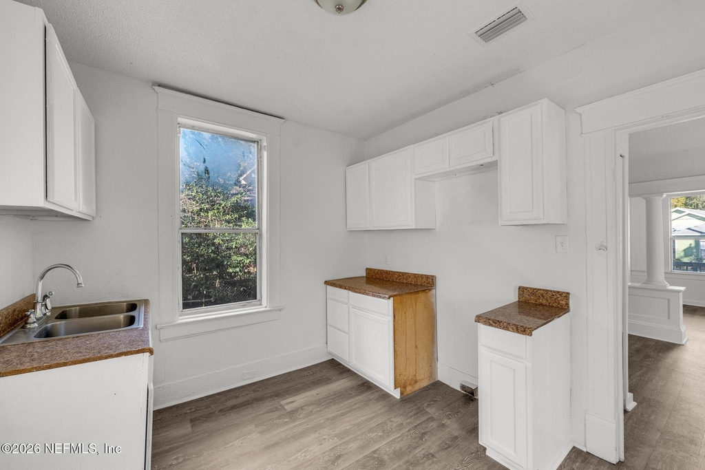 522 W 21st Street - Photo 13