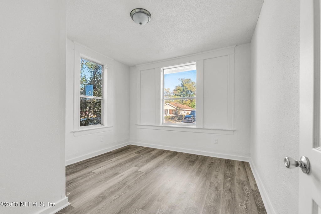 522 W 21st Street - Photo 5