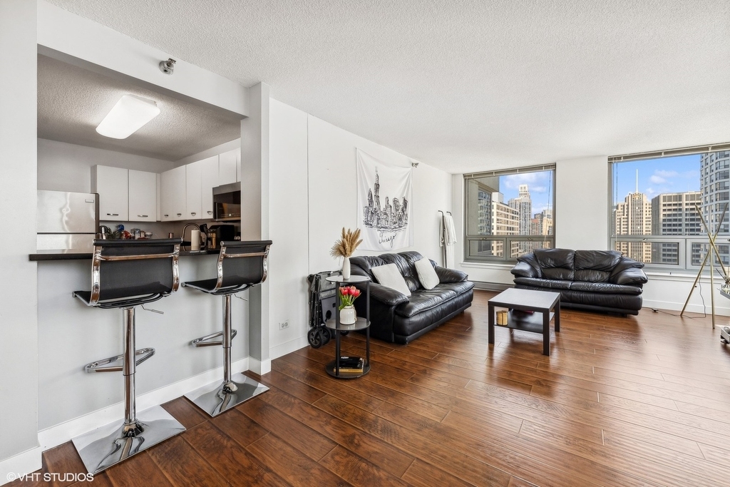 440 N Wabash Avenue - Photo 2