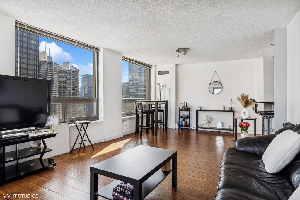 440 N Wabash Avenue - Photo 3