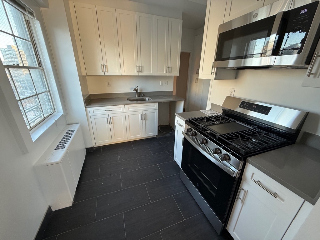 East 64th Street - Photo 4