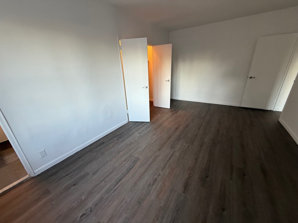 East 64th Street - Photo 14