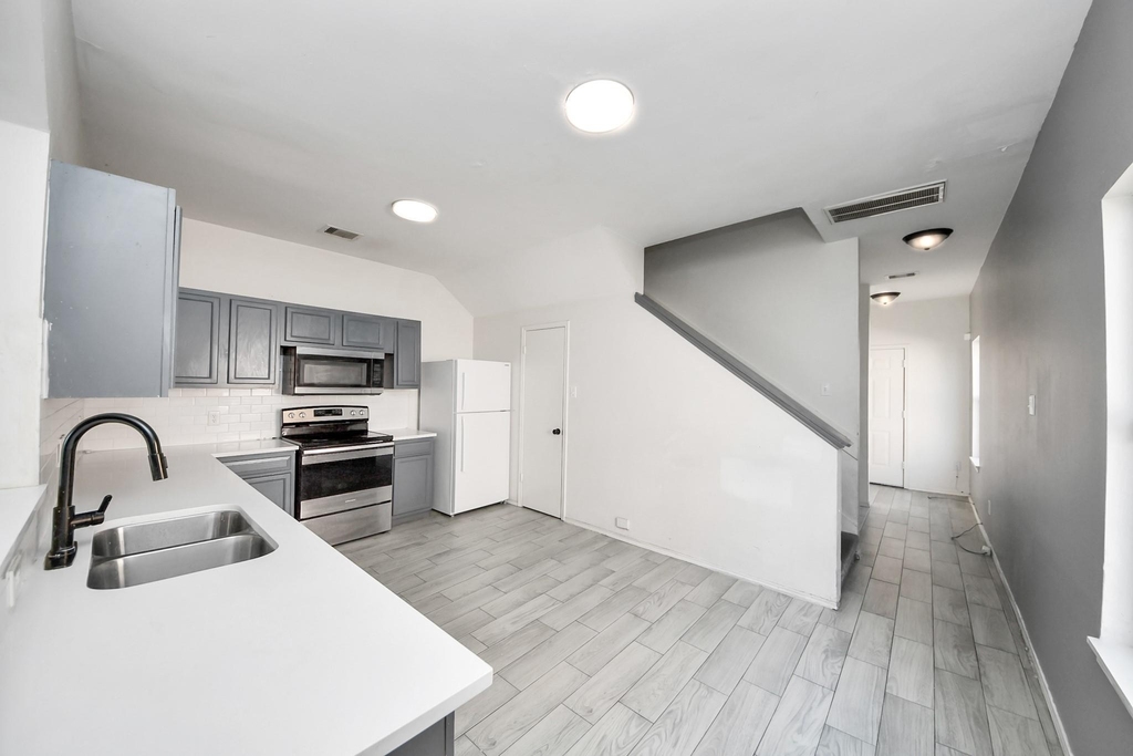10217 Teneha Drive - Photo 4