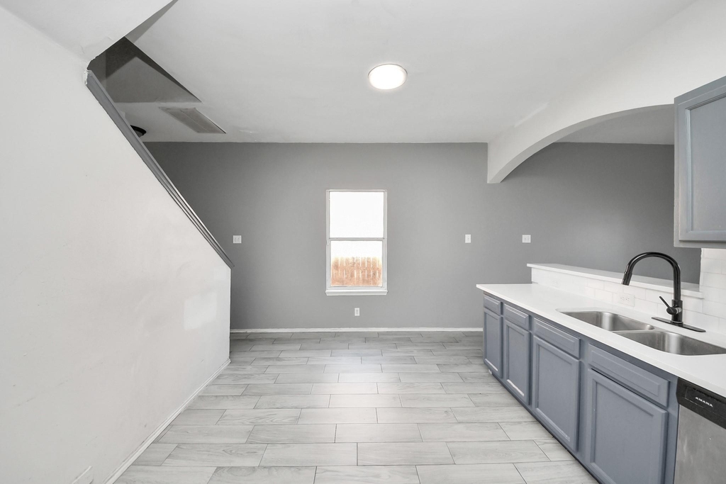 10217 Teneha Drive - Photo 7