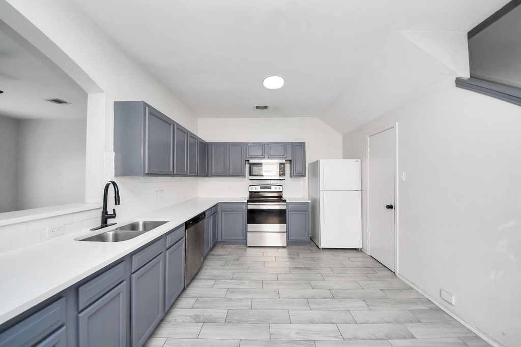 10217 Teneha Drive - Photo 3