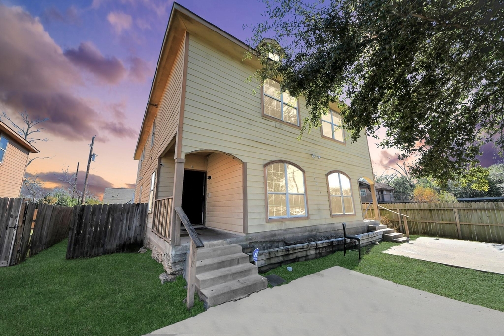 10217 Teneha Drive - Photo 0
