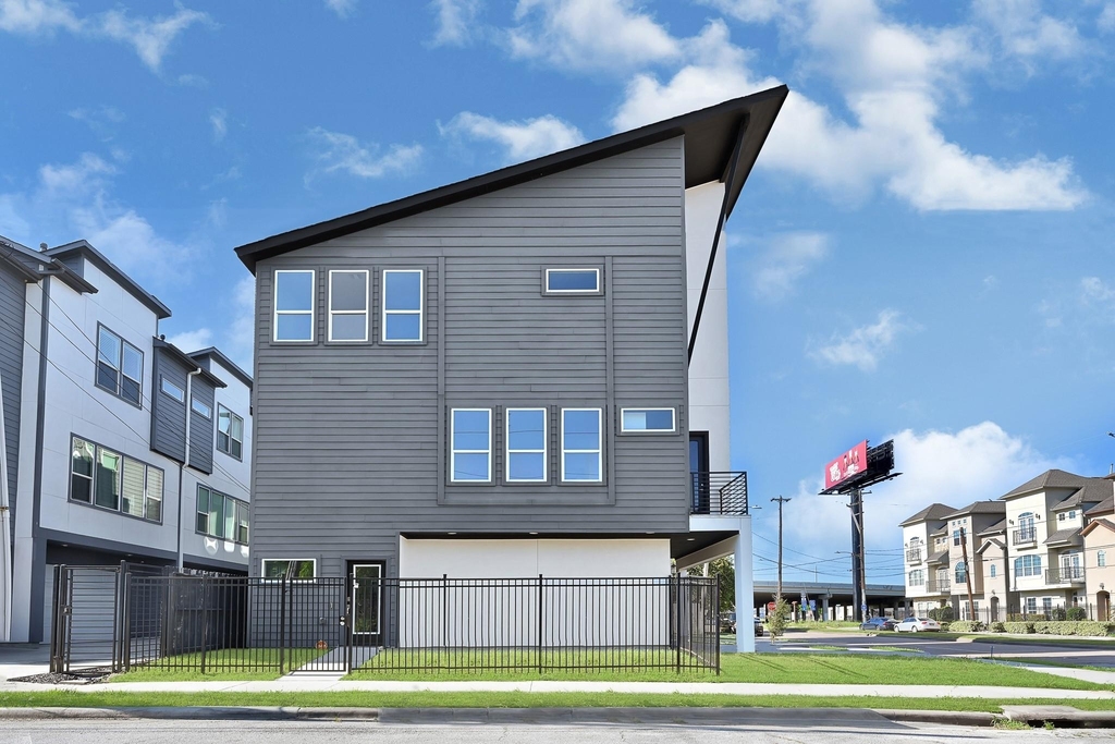 3313 Baer Street - Photo 2