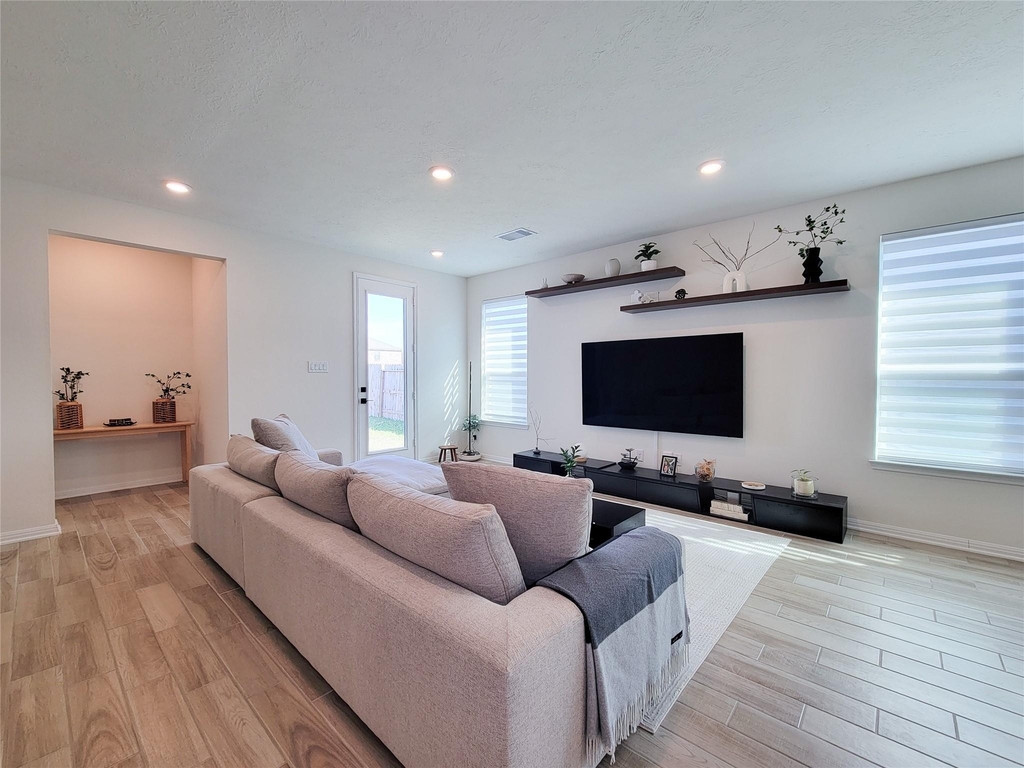 8214 Leisure Point Drive - Photo 3