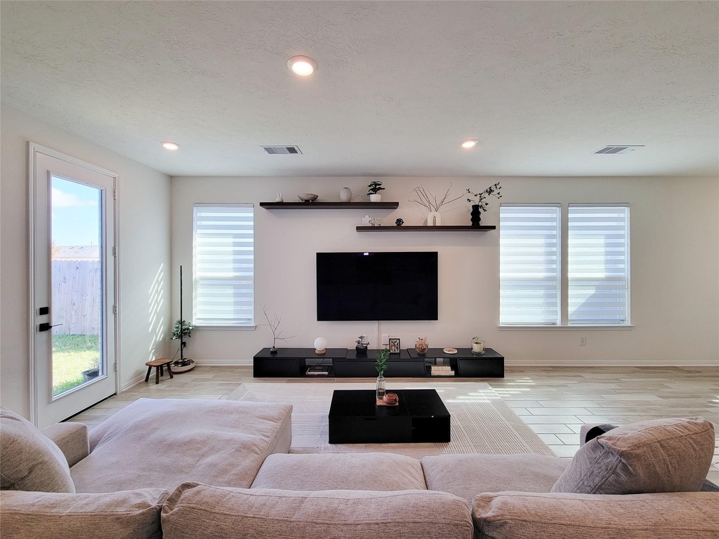 8214 Leisure Point Drive - Photo 4