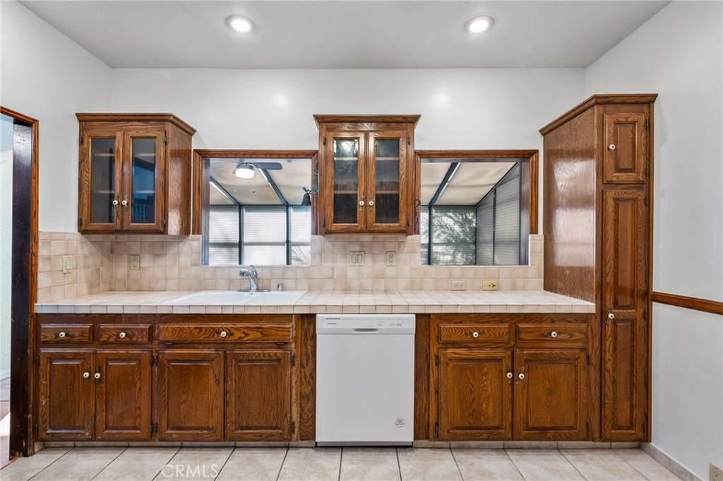 929 E 37th - Photo 18