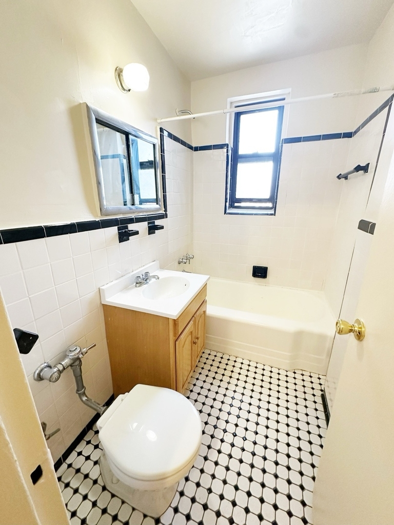 35-15 Leverich Street - Photo 4