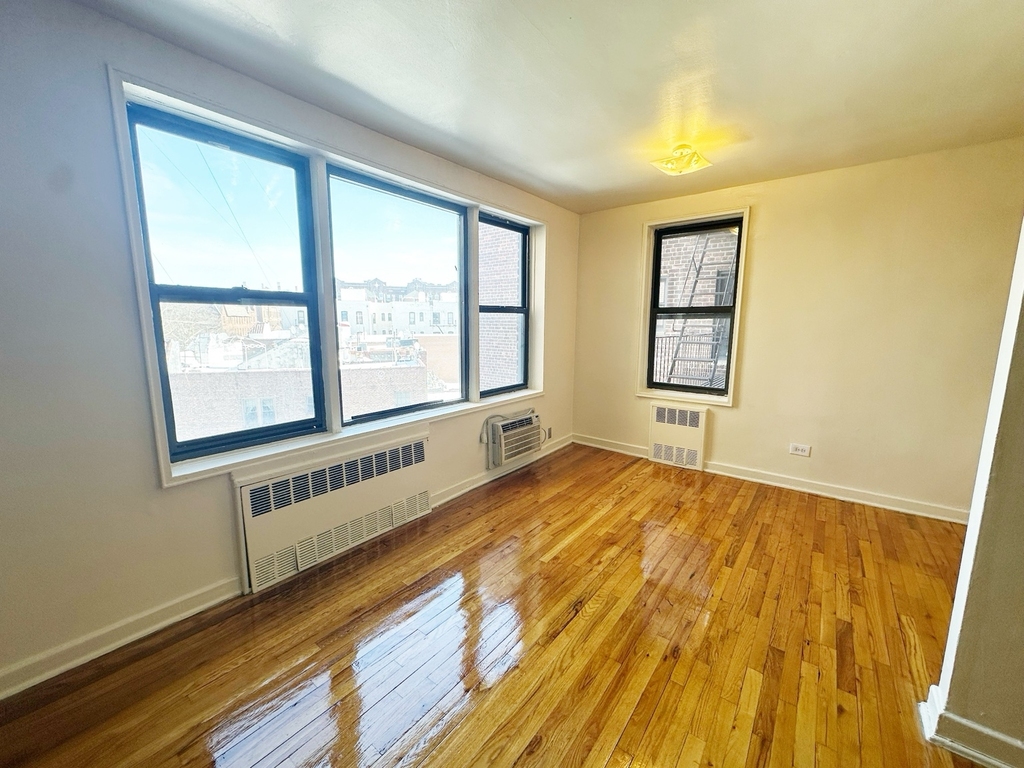 35-15 Leverich Street - Photo 3