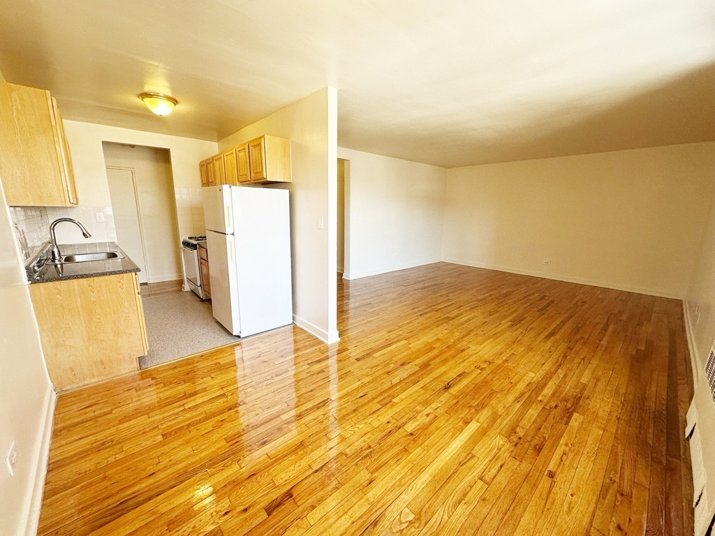35-15 Leverich Street - Photo 5