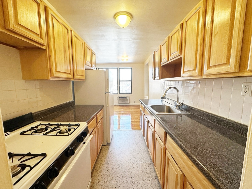 35-15 Leverich Street - Photo 2