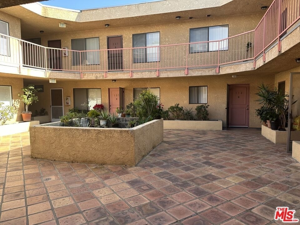 710 Crenshaw Boulevard - Photo 1