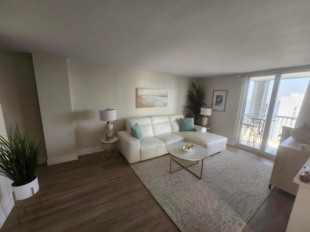 1505 N Riverside Drive - Photo 3