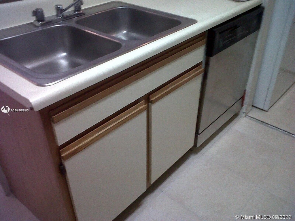 1239 Sw 46th Avenue - Photo 4