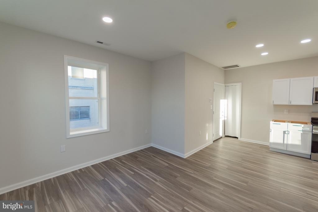 215 W King Street - Photo 0