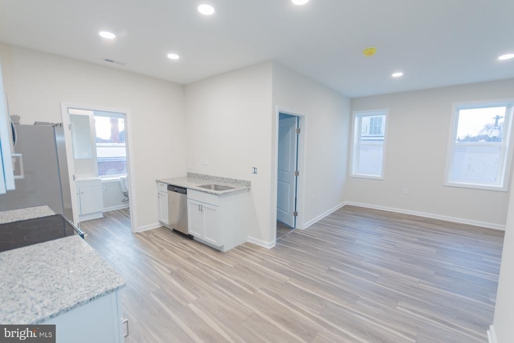215 W King Street - Photo 2