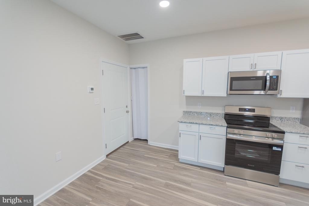 215 W King Street - Photo 4