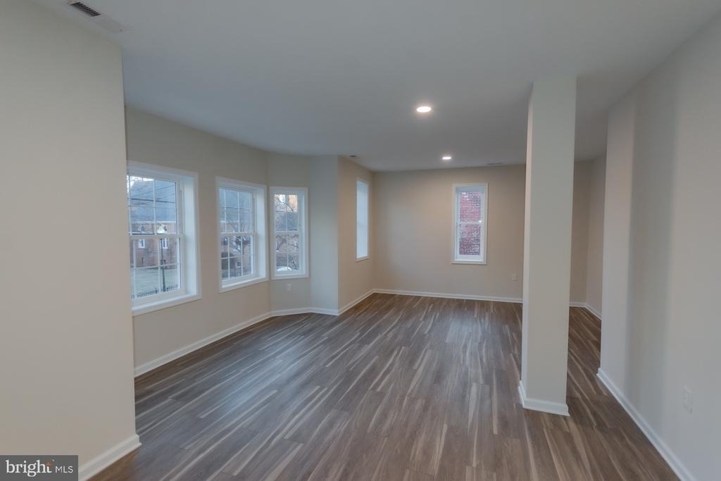 215 W King Street - Photo 3