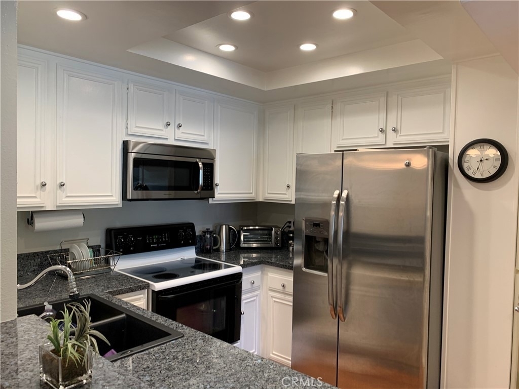 22100 Burbank - Photo 8
