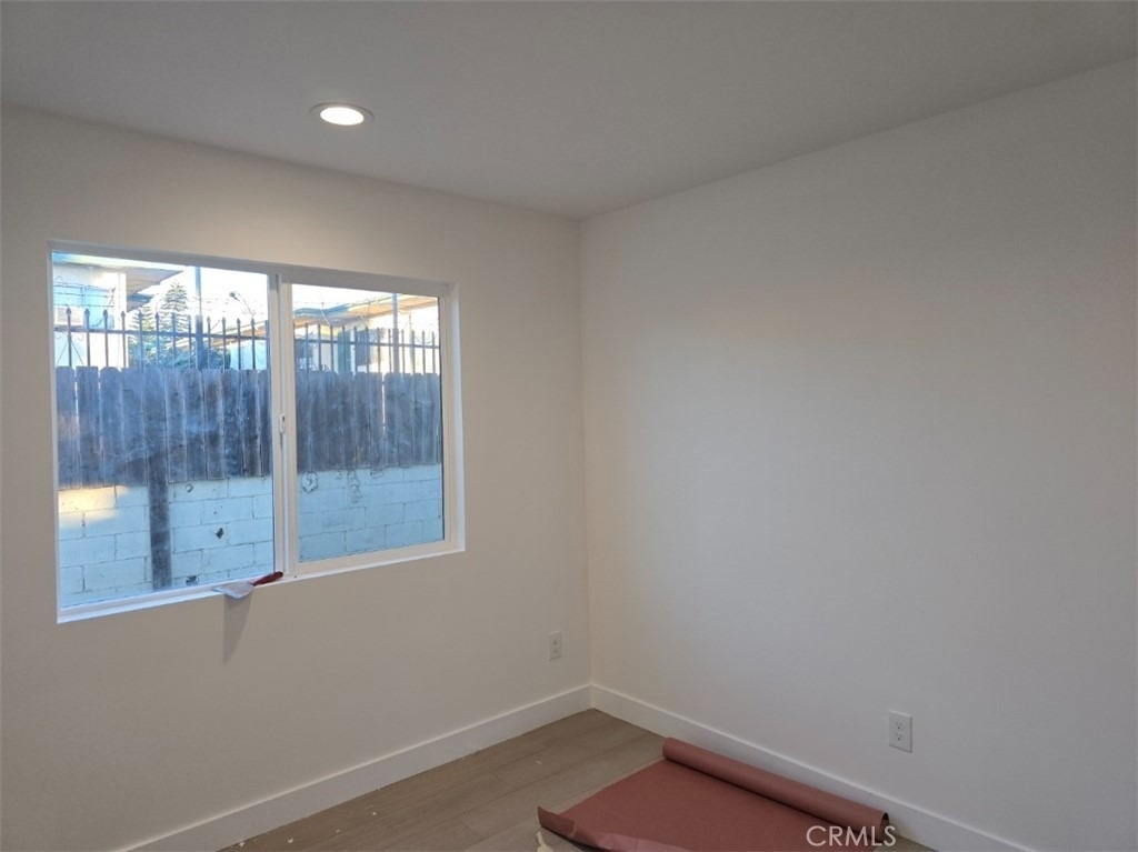 1319 3/4 E 59th Place - Photo 3