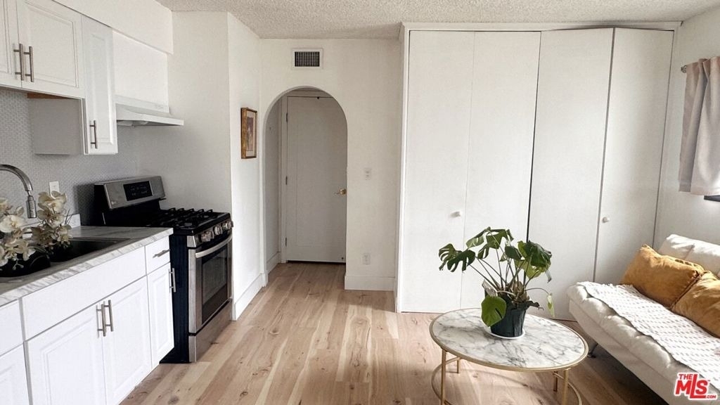 19557 Unit A Calvert Street - Photo 4