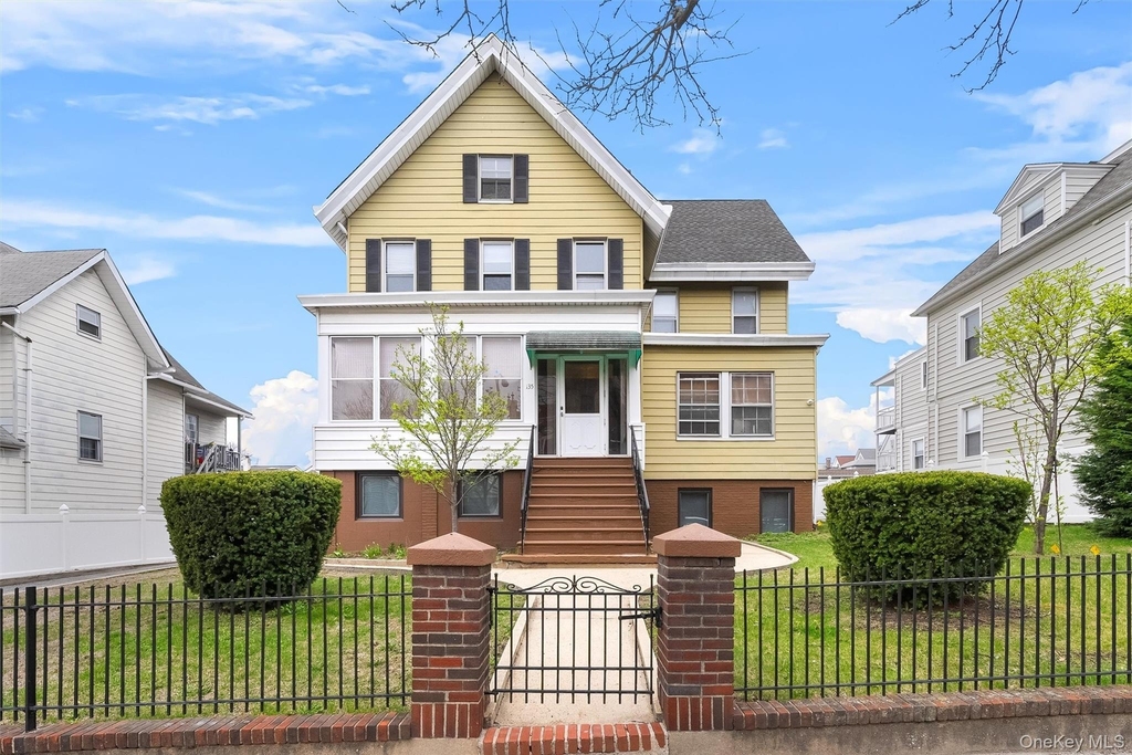 135 Beekman Avenue - Photo 0