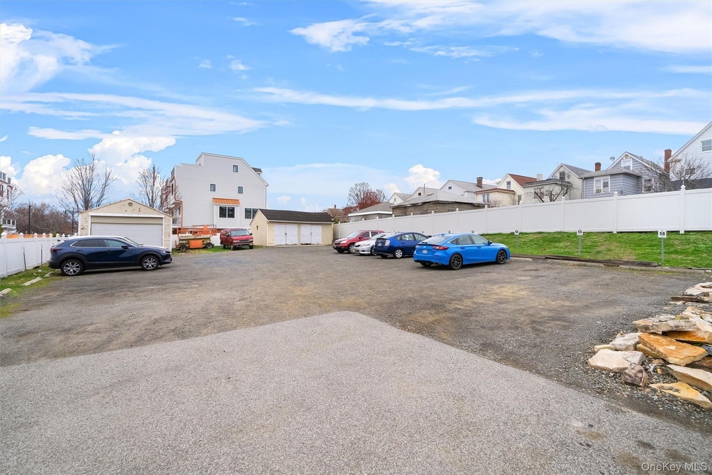 135 Beekman Avenue - Photo 16