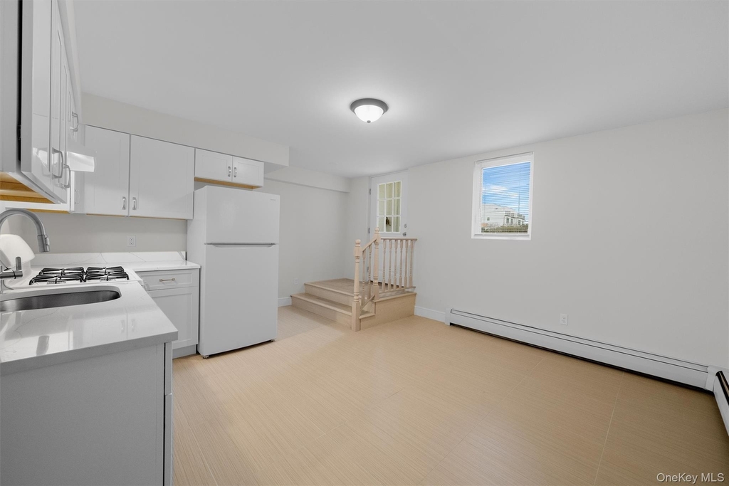135 Beekman Avenue - Photo 4