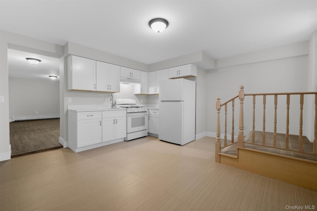 135 Beekman Avenue - Photo 2