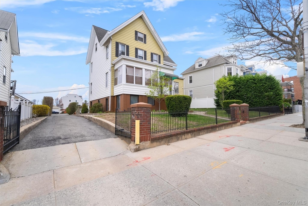 135 Beekman Avenue - Photo 1