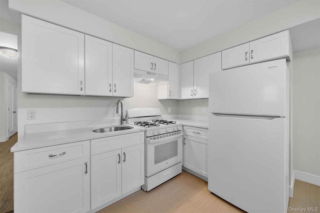 135 Beekman Avenue - Photo 7