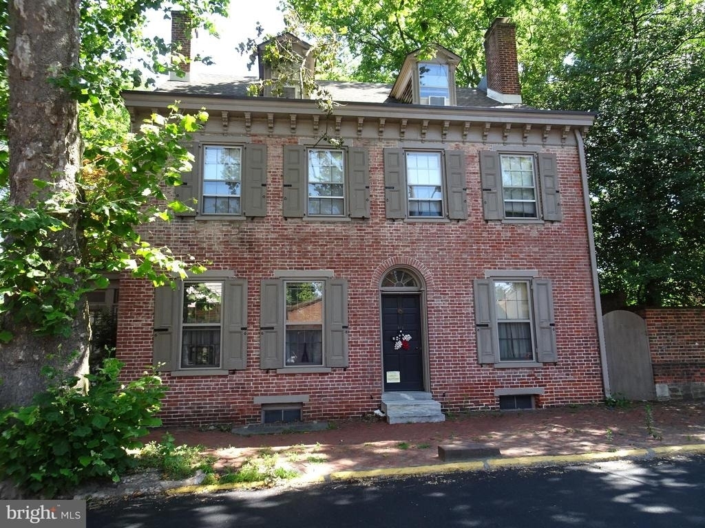 411 Delaware Street - Photo 0