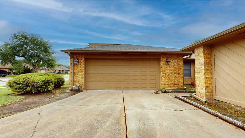 1022 Manorglen Drive - Photo 3