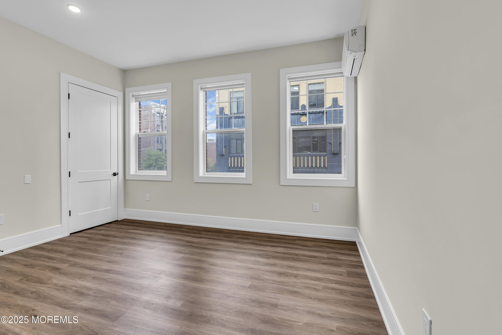 527 Bangs Avenue - Photo 6