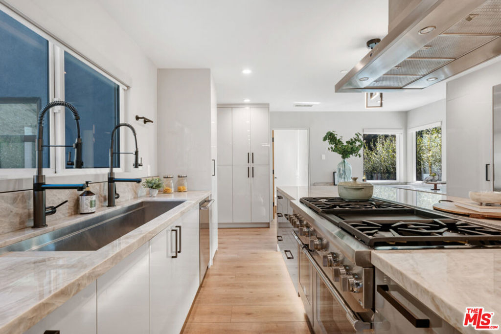 7966 Mulholland Drive - Photo 10